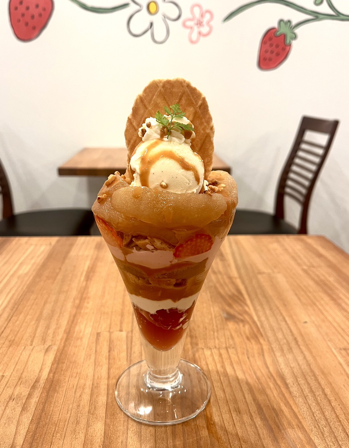 りんご煮といちごのパフェ